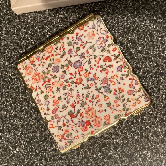 NIB Vintage KINGSLEY Compact folding Mirror
Plain & Magnifying - Picture 2 of 12